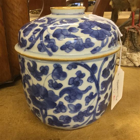 A Chinese blue and white U-shaped bowl and cover, 18th century, 14.5cm